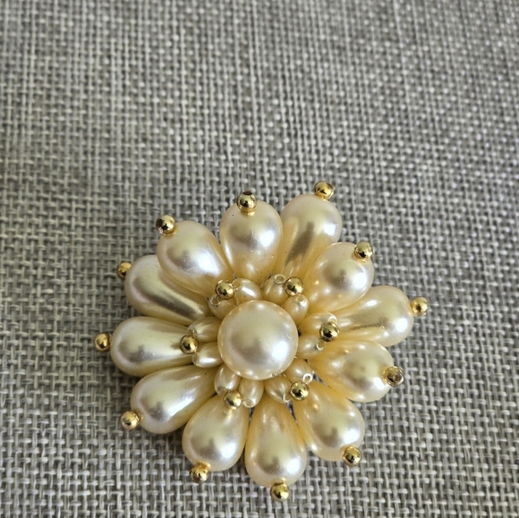 Vintage Faux Pearl Earrings Floral Gold Clip On Button - Picture 3 of 4